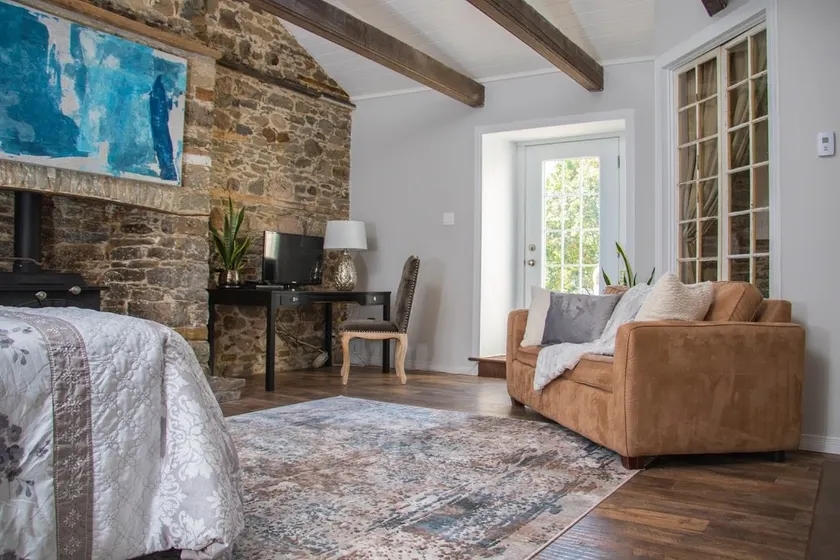 Chalet style, Large private suite L‘Orignal ON - Image 1