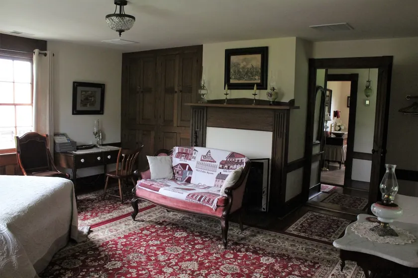 Historic suite for 2 by river. Porch & Kitchenette - Image 1