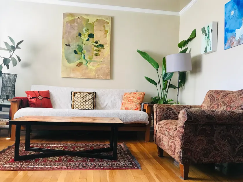 Pet-friendly, colorful bungalow in the Nations - Image 1