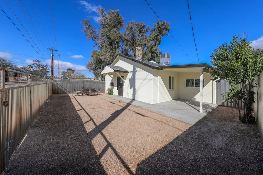 Casa flower centrally located - Image 1