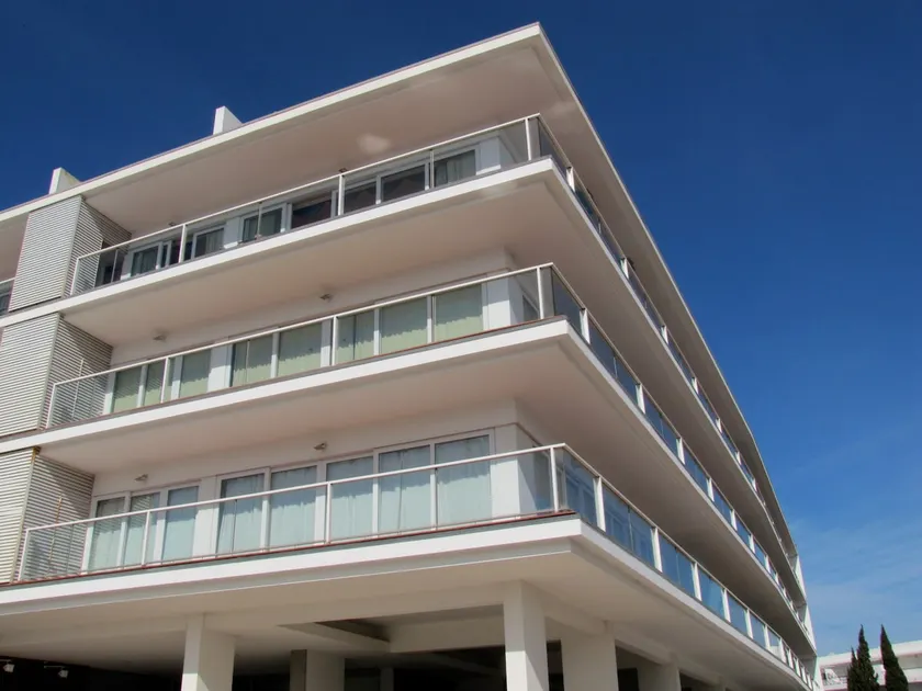 Top Floor Apartment with Fantastic frontline Marina Views and balconies - Image 1
