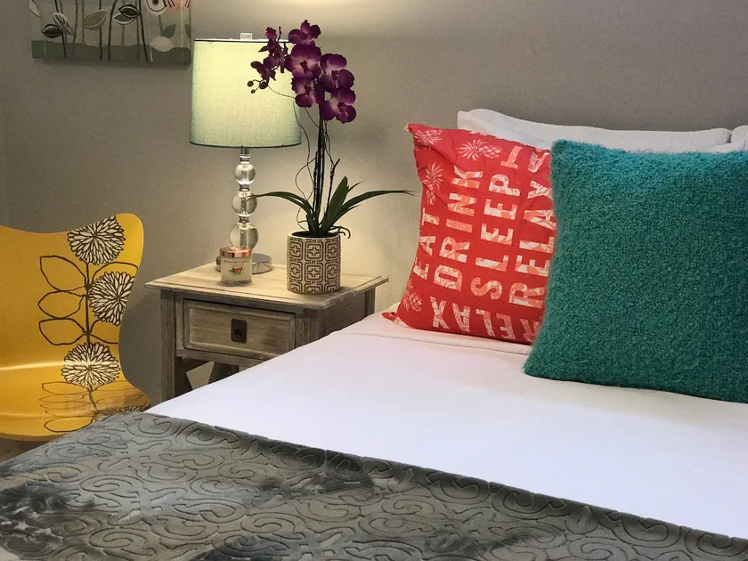 ❤️Close to Beach Apt. w/Free PKG⭐️ - Image 1