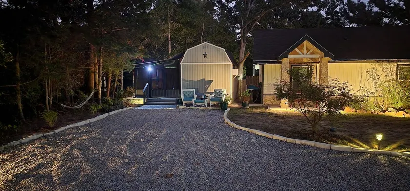Cozy Bungalow 1 King, 1 Twin 8 min to Lake Fork - Image 1