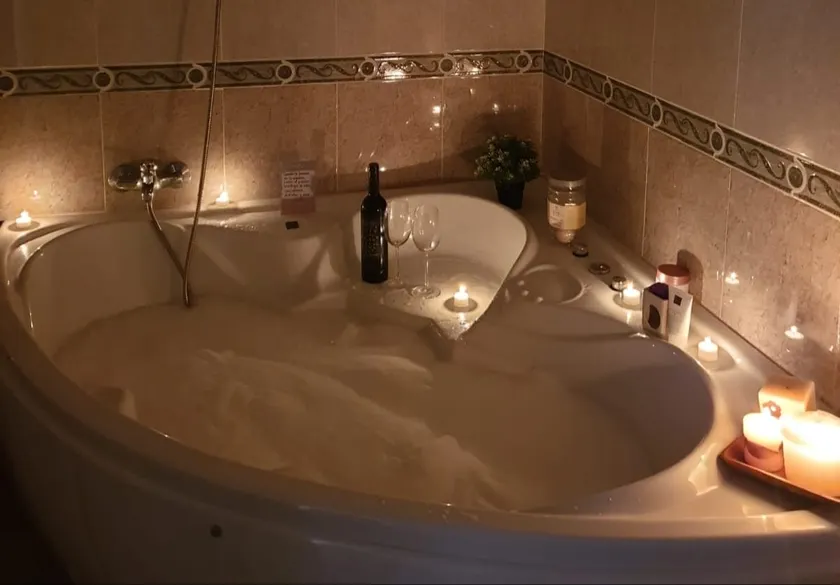 Nice and spacious house with a whirlpool bath - Image 1