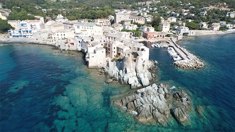 A large terrace overlooking the sea - Image 1