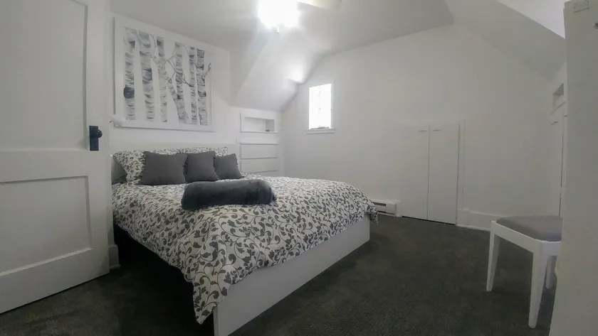 Private Waterfront Guest Suite - Image 1