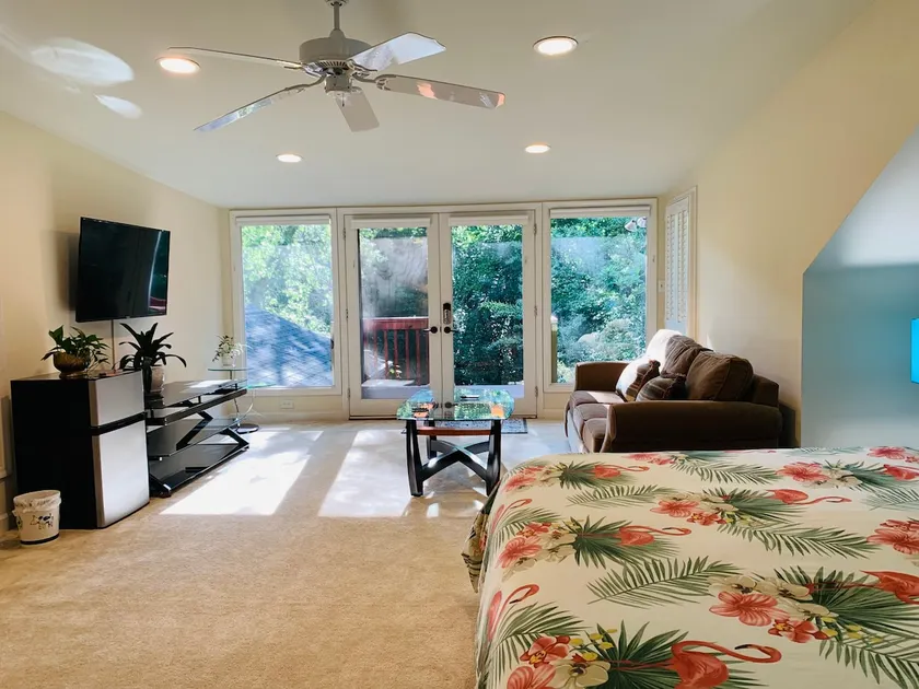 Spacious tree-top master bedroom guest suite - Image 1