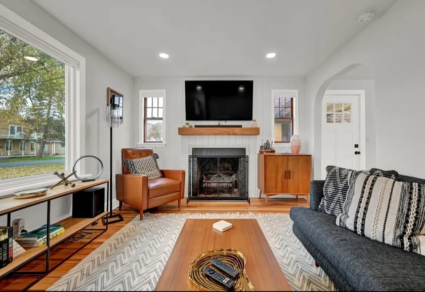 The Cozy Cape In Historic Hyde Park - Image 1