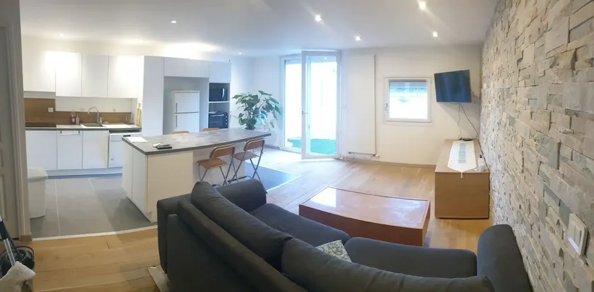 Beautiful renovated apartment with terrace - Image 1