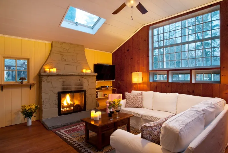Brookside Retreat: streamside patio•outdoor fireplace•fenced yard•walk to town! - Image 1