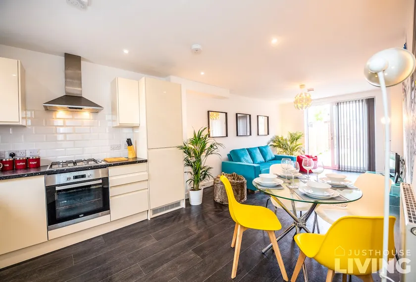 NEW Spacious Modern Townhouse Sleeps 12 Free Parking - Image 1