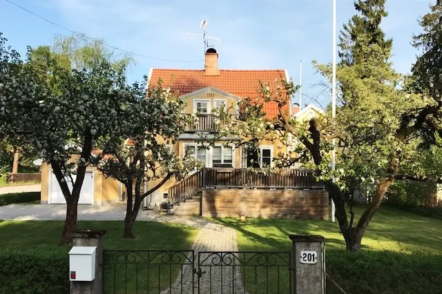 Beautiful renovated 6 bed villa 10 min from city - Image 1