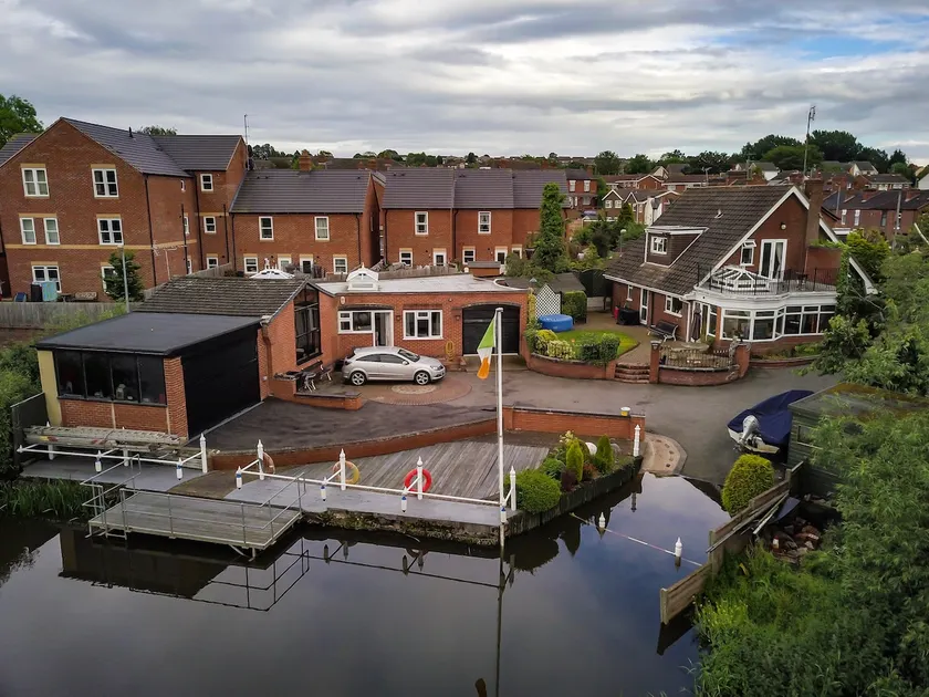 Beautiful waterside lodge on the river bank - Image 1