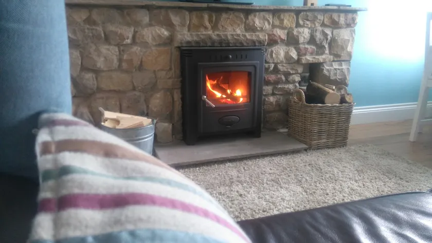 Cosy and comfortable  cottage, pet friendly, woodburning stove, near village pub - Image 1