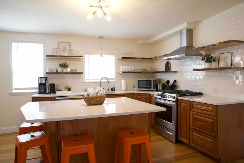 Close to downtown, 3 bed, parking, laundry - Image 1