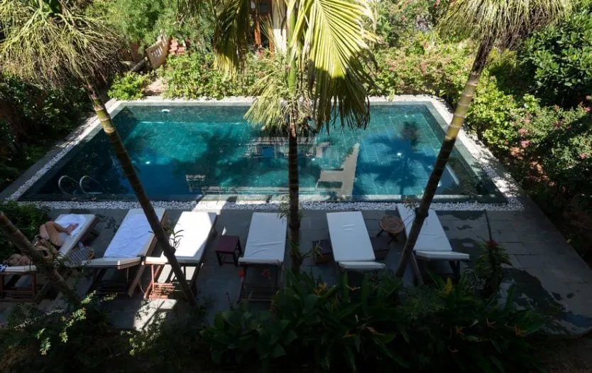 Three-Bedroom bungalow with pool near city center. - Image 1
