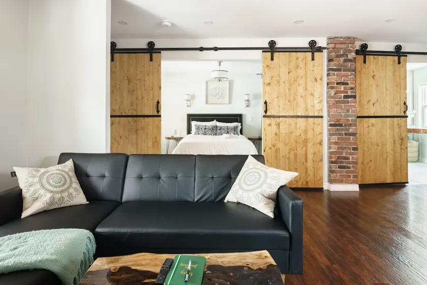 Wood-Rich Niagara Loft close to Queen Street - Image 1