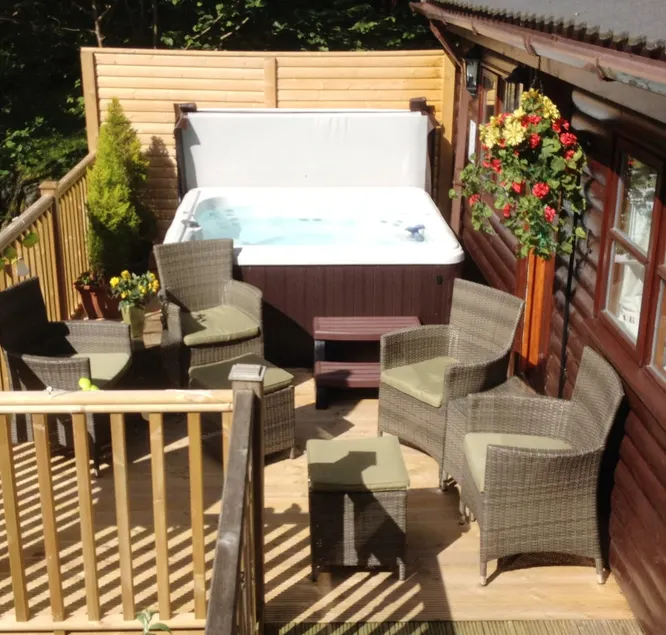 Mistletoe Lodge with Hot Tub Windermere - Image 1