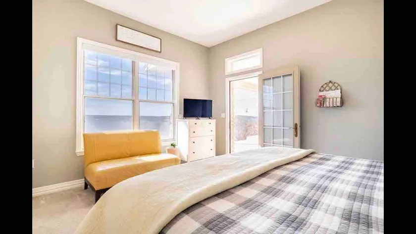 Hilltop Hideaway private King suite great view - Image 1