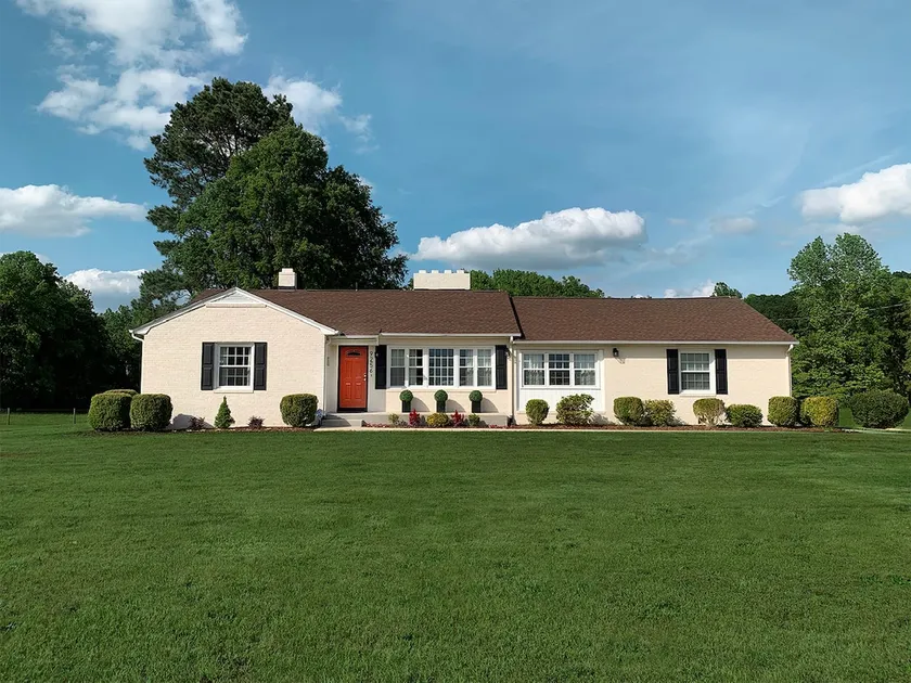 The Salem House: 17 Acres of Country Charm! - Image 1