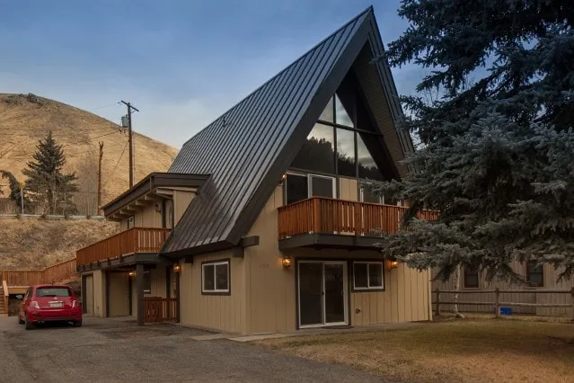 Bara ombyggda A-frame Hus Warm Springs med en italiensk touch. - Image 1