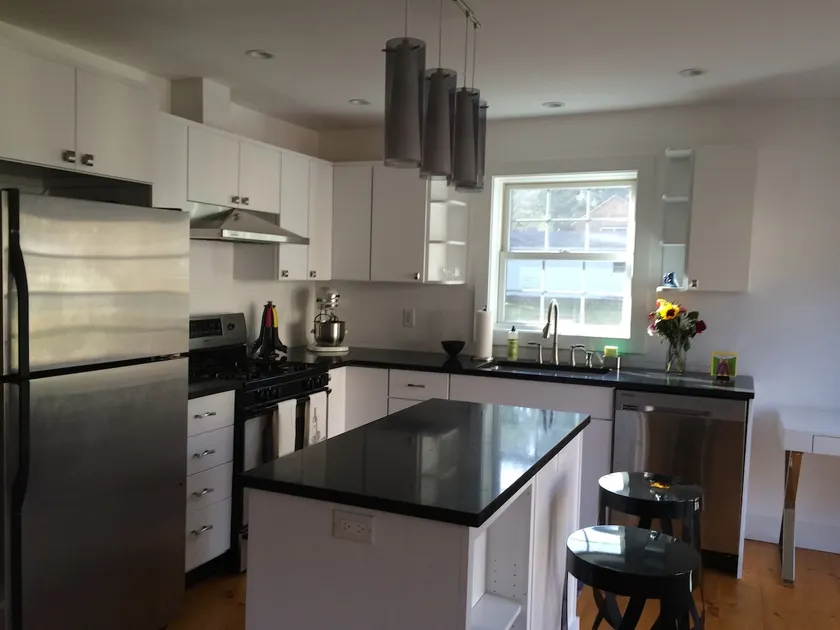 Private Cottage, Walk to Restaurants and Shops - Image 1