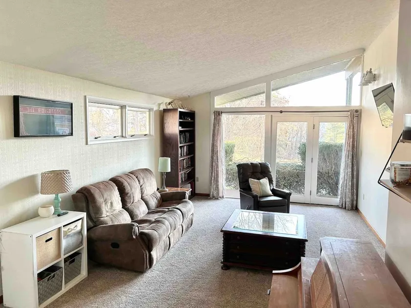 Cheerful 3 BR Residential Home in Small Town USA - Image 1
