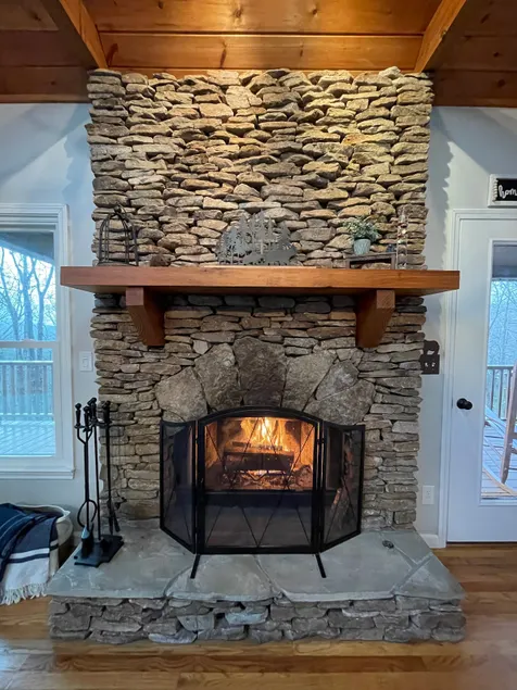 Cozy, 2/2 surrounded by trees and mountains - Image 1