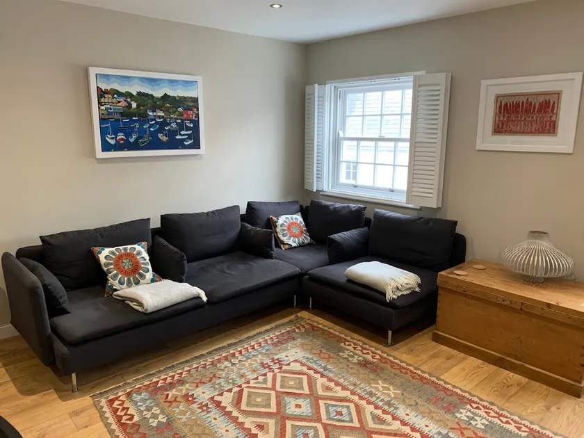 Lovely flat, balcony & woodstove, parking close - Image 1