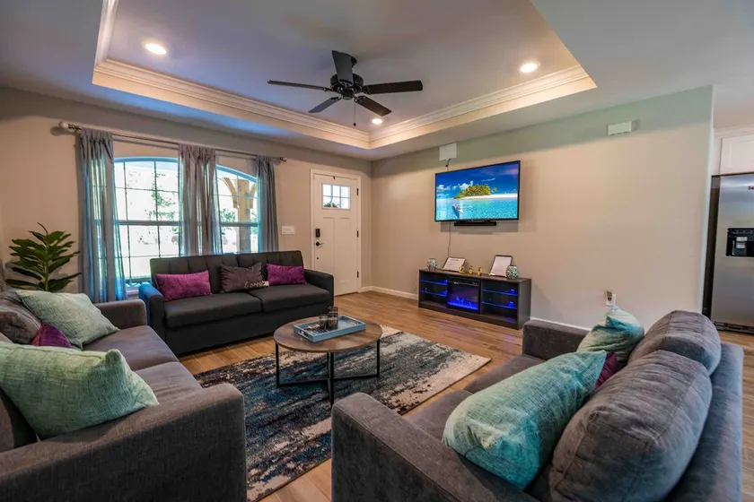Cheerful 3 bedroom home with pool + grill - Image 1