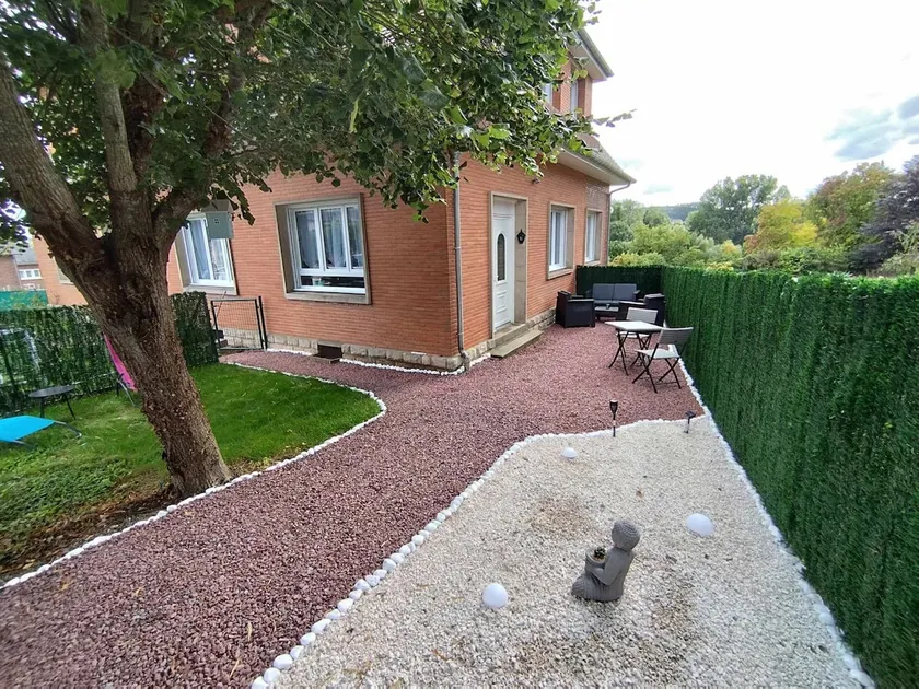house with private courtyard - Image 1