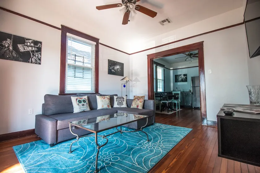 2 BR 1 BA Apartment off Oak Street - Image 1