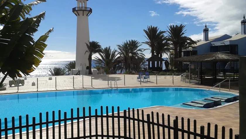 Seafront with a private garden. - Image 1