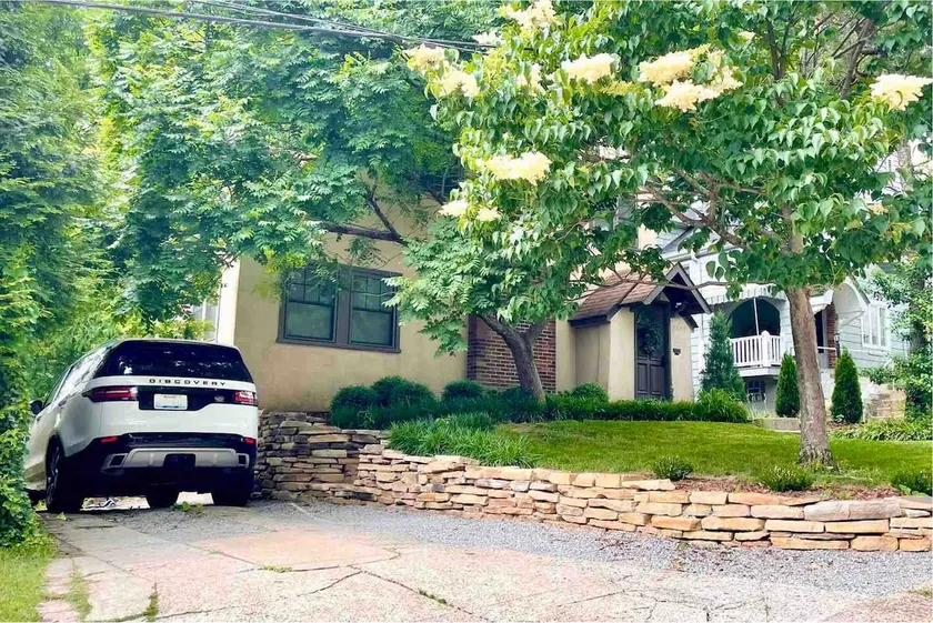 Hyde Park Hideaway Private Lane, Patio & Parking - Image 1