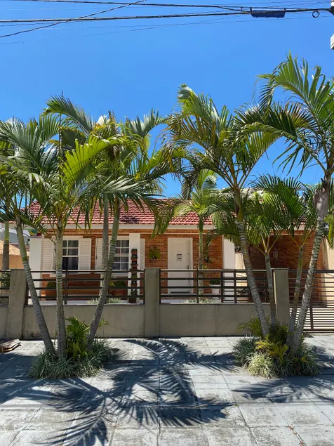 Complete house, with swimming pool, on the beach block! - Image 1