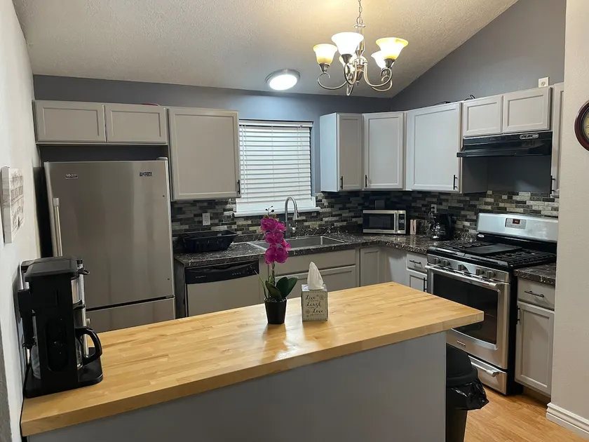 Cozy 3 bedroom w/entertainment room-Pet friendly. - Image 1