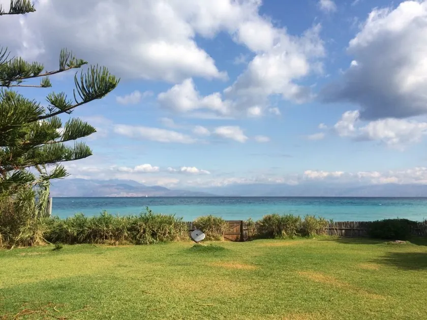 Heaven! Prime location, relaxing seafront property - Image 1