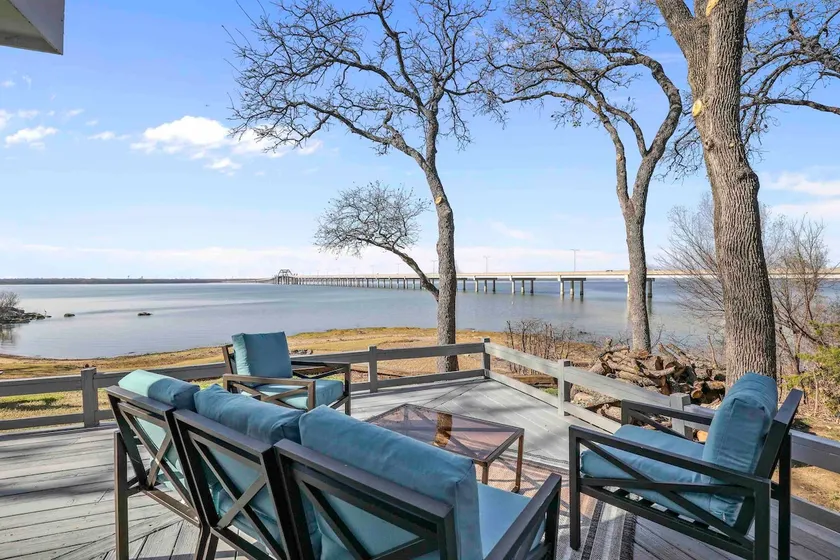 Rare Modern Beachfront Lake House on Lewisville Lake with Hot Tub, Deck & BEACH - Image 1