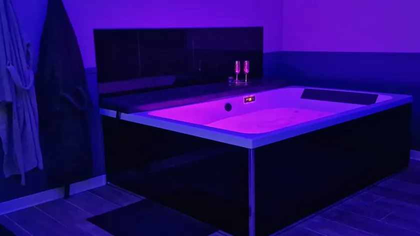Love Room Jacuzzi Parking Air conditioning Garden - Image 1
