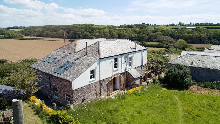 Seaside farmhouse with huge gardens - Image 1