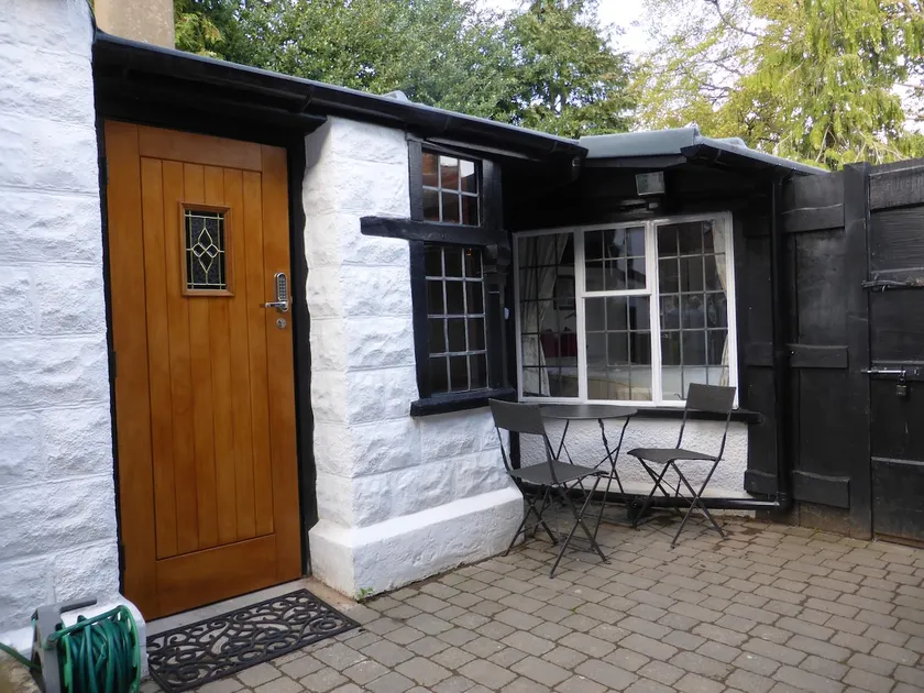Self-contained unit, parking & 3 mins walk to town - Image 1