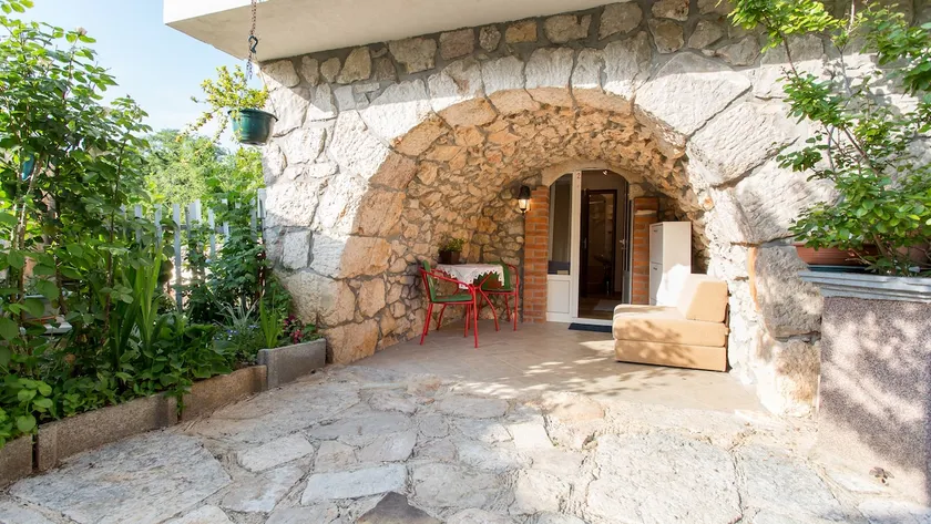 Studio Mari with a stone terrace and parking - Image 1