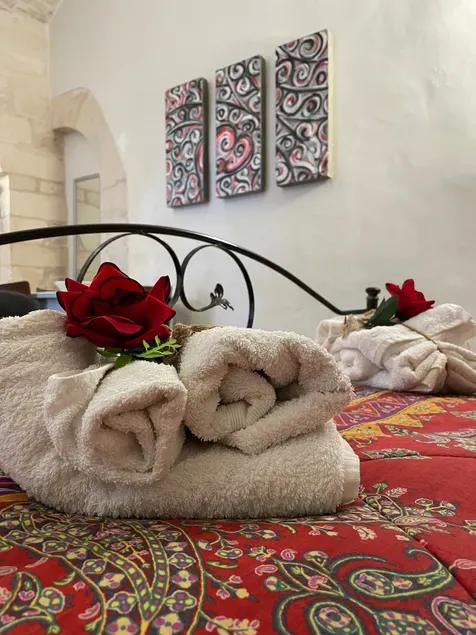 Historic center, mini independent apartment, finely furnished, located on the ground floor, open space with kitchenette. - Image 1