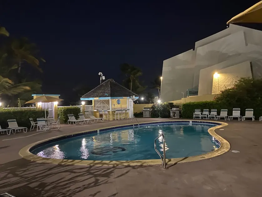 Beach Condo in Great Location with Cruzan Rum Bar - Image 1