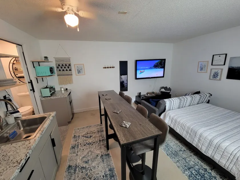 Charming Studio with private entrance in quiet residential neighborhood, Near shopping and dining! - Image 1
