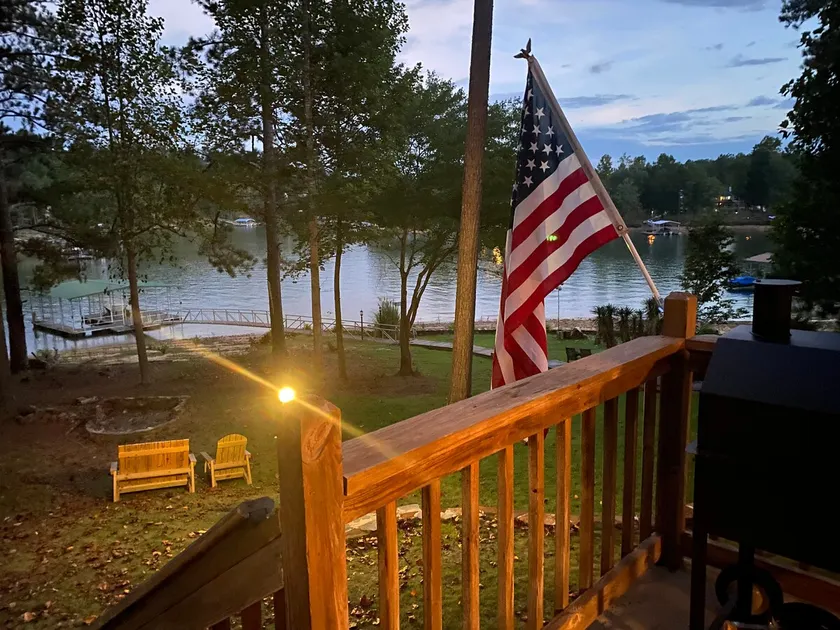Lakefront house - Image 1