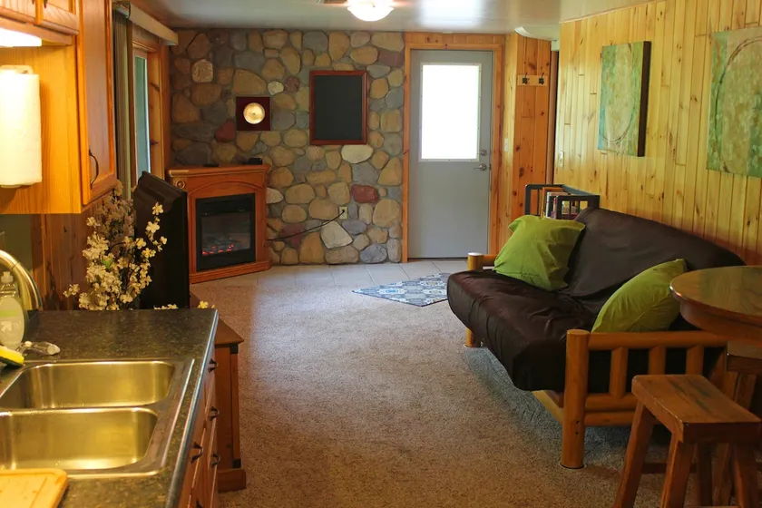 Bel espace de vacances privé. La cabine se sent juste à l'extérieur de la ville! - Image 1