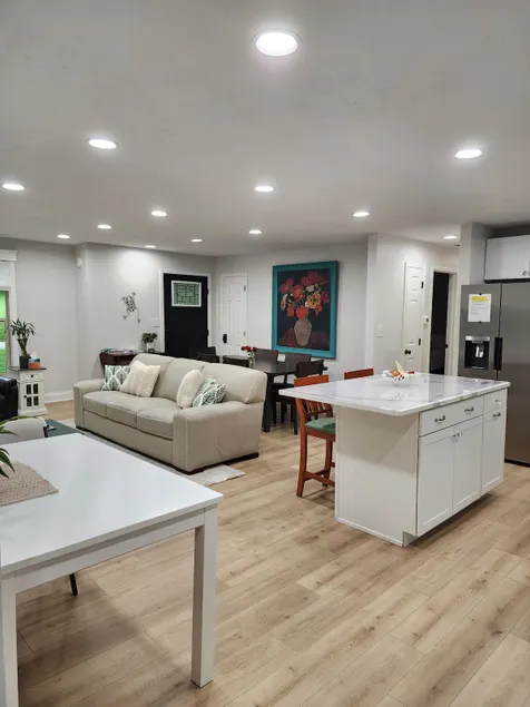 Stylish Luxury 10 miles to RRG -HotTub Wi-Fi 3b/2b - Image 1