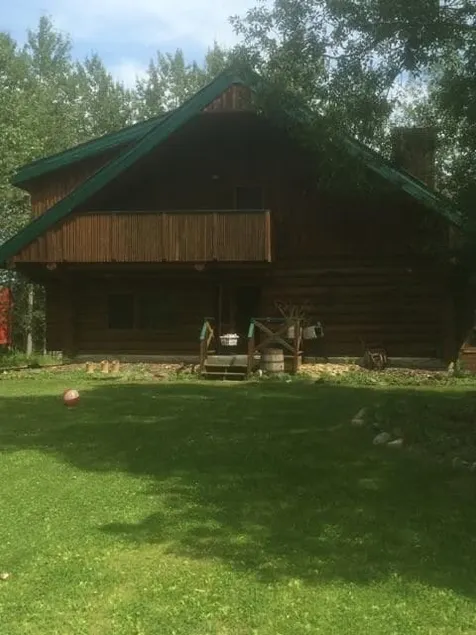 Large beachfront log cabin on Gull Lake, Alberta - Image 1