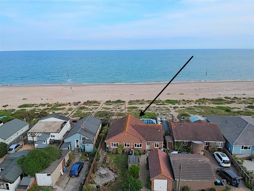 Beach front location, Pet friendly, Full of charachter, Private garden, Sea view - Image 1